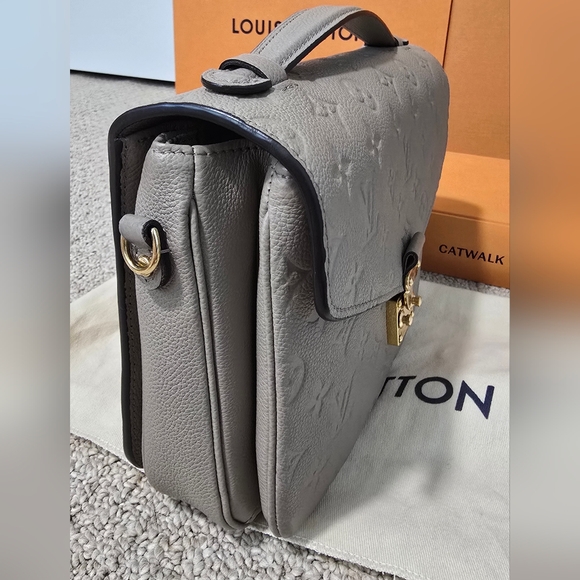 Authentic Louis Vuitton Pouchette Metis And Matching Zoe Wallet Tourterelle - Picture 9 of 15